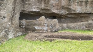 石切り場の彫りかけ